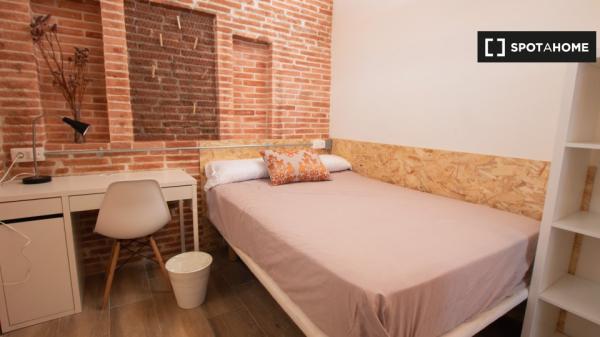 Se alquila habitación en piso de 5 habitaciones en Barcelona