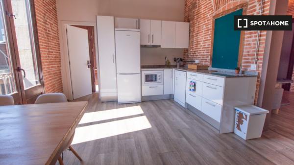 Se alquila habitación en piso de 5 habitaciones en Barcelona