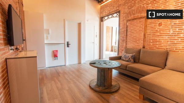 Se alquila habitación en piso de 5 habitaciones en Barcelona