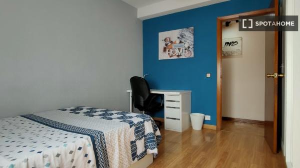 Habitación en apartamento de 6 dormitorios en Alcalá de Henares, Madrid.