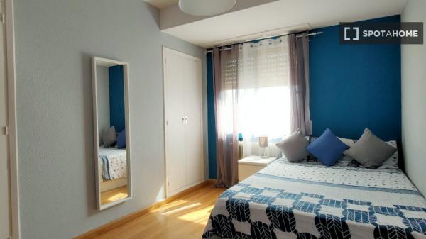 Habitación en apartamento de 6 dormitorios en Alcalá de Henares, Madrid.