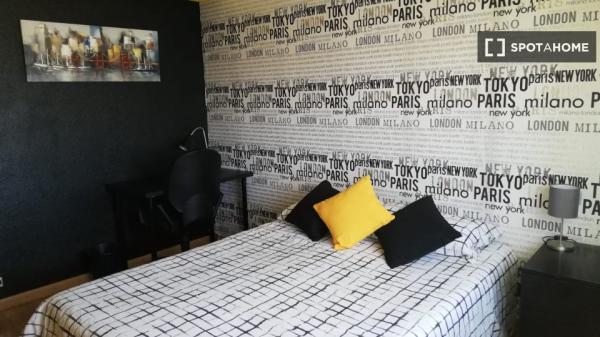 Habitación en apartamento de 6 dormitorios en Alcalá de Henares, Madrid.