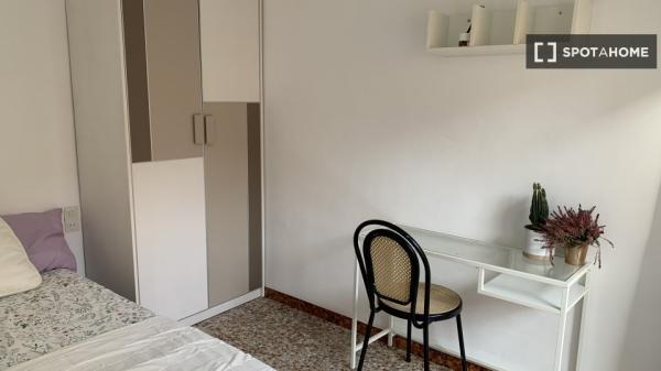 Habitación en piso compartido en Sant Joan Despí.