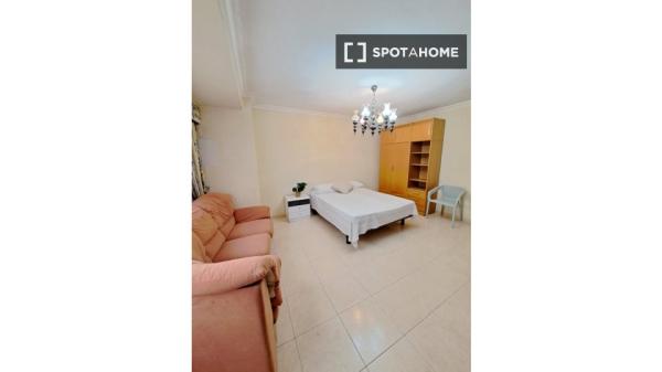 1 quarto em apartamento compartilhado em Alicante