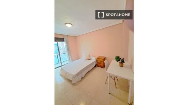 1 quarto em apartamento compartilhado em Alicante