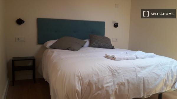 Alugo quarto em apartamento de 10 quartos em Oviedo