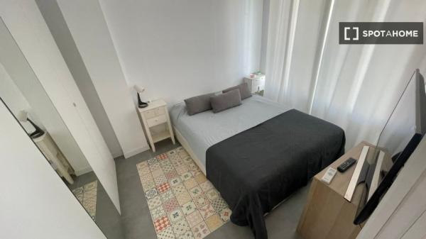 Apartamento de 2 dormitorios en alquiler en Raval Roig, Alicante