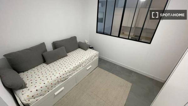 Apartamento de 2 dormitorios en alquiler en Raval Roig, Alicante