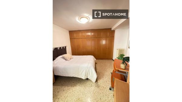 1 quarto em apartamento compartilhado em Saragoça