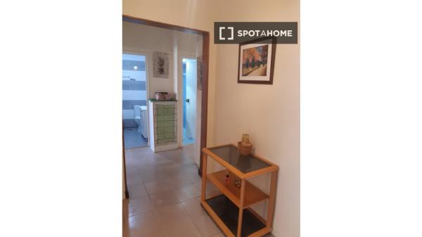 1 dormitorio en piso compartido en Alicante