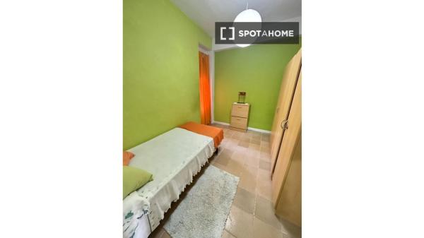 1 dormitorio en piso compartido en Alicante