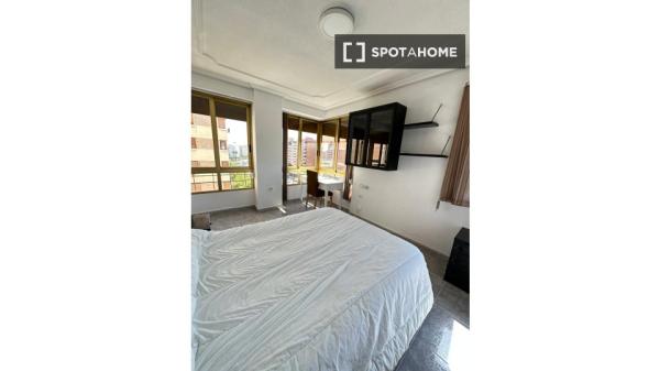 1 dormitorio en piso compartido en Alicante