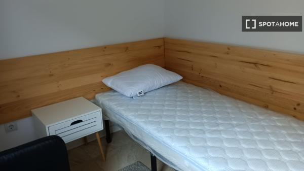 Se alquila habitación en apartamento de 5 dormitorios