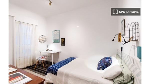 Chambre spacieuse dans un appartement de 7 chambres à Indautxu, Bilbao