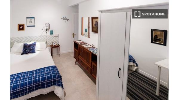 Geräumiges Zimmer in 7-Schlafzimmer-Wohnung in Indautxu, Bilbao