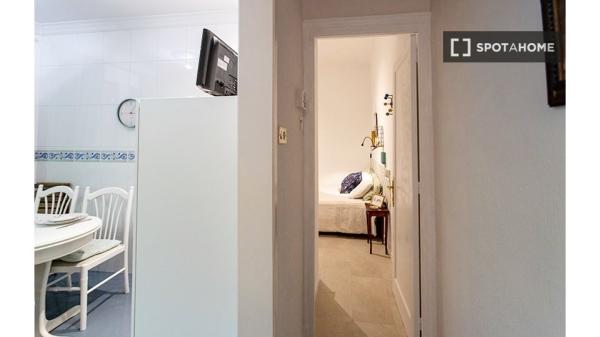 Spacious room in 7-bedroom apartment in Indautxu, Bilbao