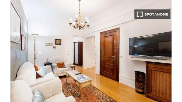 Spacious room in 7-bedroom apartment in Indautxu, Bilbao