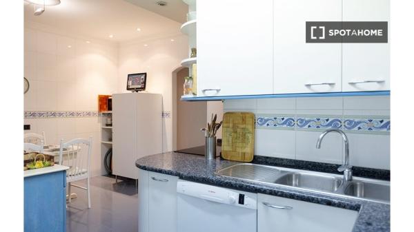 Spacious room in 7-bedroom apartment in Indautxu, Bilbao