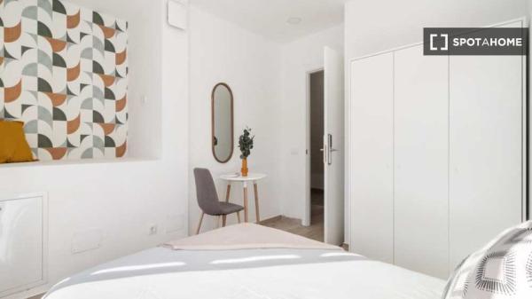 Habitación individual soleada con baño privado y con terraza