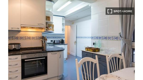 Spacious room in 7-bedroom apartment in Indautxu, Bilbao