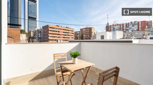 Habitación individual soleada con baño privado y con terraza