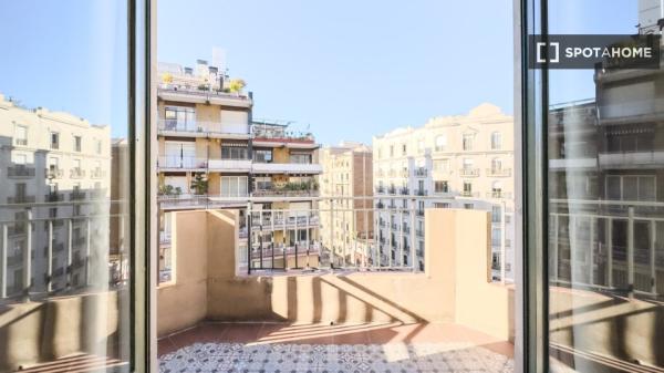 Se alquila habitación en piso de 6 habitaciones en Barcelona