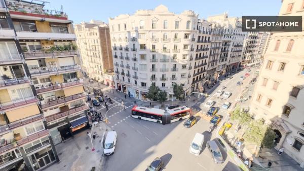 Se alquila habitación en piso de 6 habitaciones en Barcelona