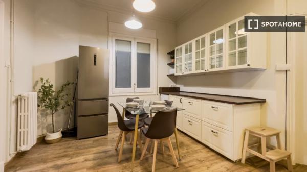 Se alquila habitación en piso de 6 habitaciones en Barcelona