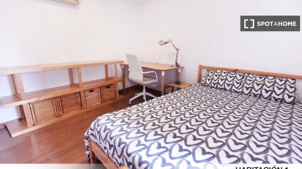 Pokój w odnowionym apartamencie z 2 sypialniami w Sewilli