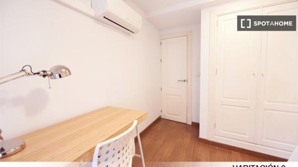 Quarto em apartamento renovado de 2 quartos em Sevilha