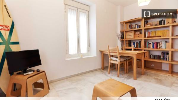 Chambre dans un appartement rénové de 2 chambres à Séville