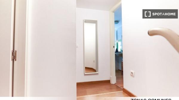 Pokój w odnowionym apartamencie z 2 sypialniami w Sewilli