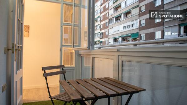 Se alquila habitación en piso de 4 dormitorios en Madrid