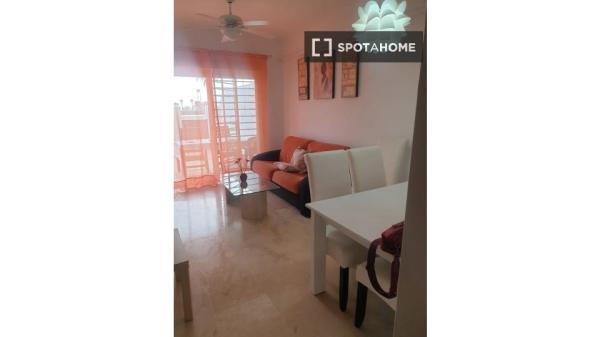 Apartamento de 2 dormitorios en alquiler en Benalmádena, Málaga