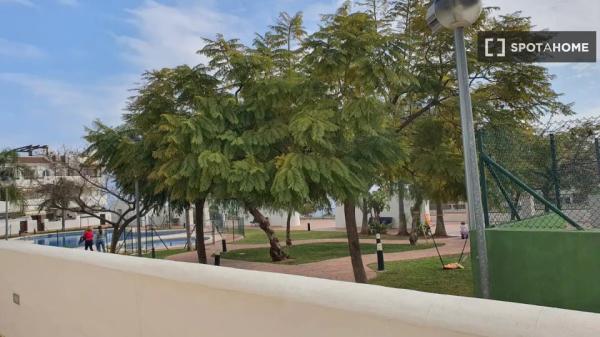 Apartamento de 2 dormitorios en alquiler en Benalmádena, Málaga