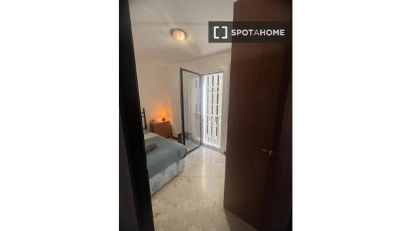 Se alquila habitación en piso de 4 dormitorios en Barcelona