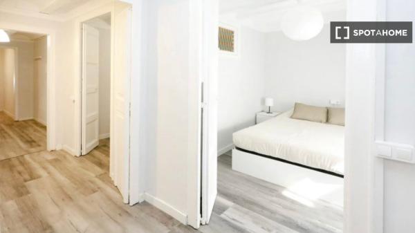 Apartamento de 3 dormitorios en alquiler en Ciutat Vella, Barcelona