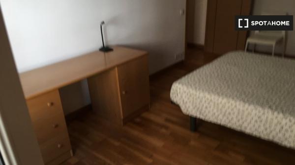 Se alquila habitación en piso compartido en Pamplona