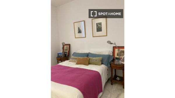 Room for rent in 2-bedroom apartment in Sevilla