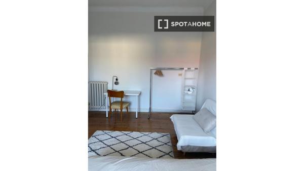 Room for rent in a 5-bedroom apartment in Bilbao