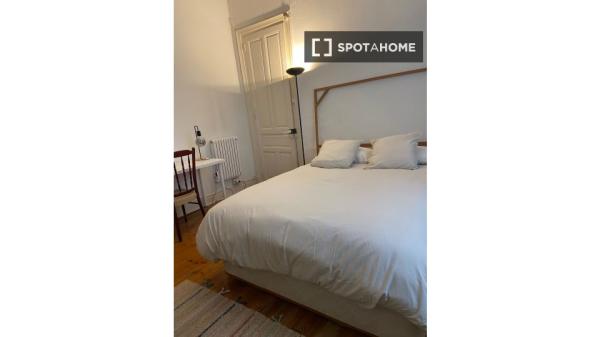 Room for rent in a 5-bedroom apartment in Bilbao