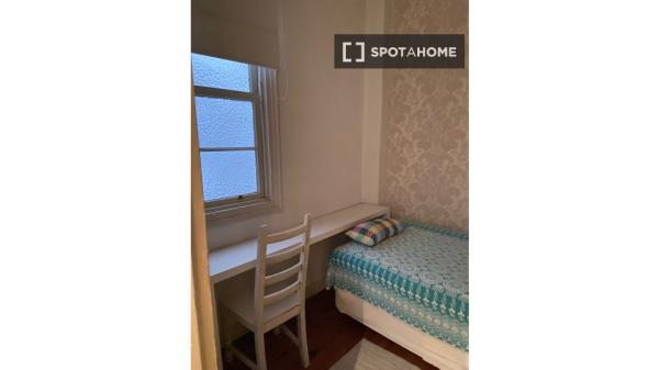 Aluga-se quarto num apartamento de 5 quartos em Bilbao