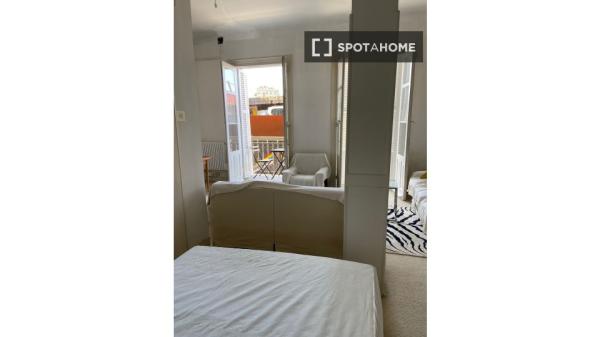 Chambre à louer dans un appartement de 5 chambres à Bilbao