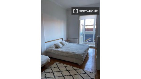 Zimmer zu vermieten in einer 5-Zimmer-Wohnung in Bilbao