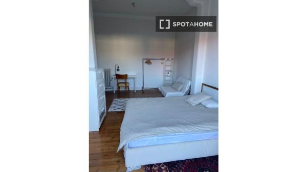 Room for rent in a 5-bedroom apartment in Bilbao