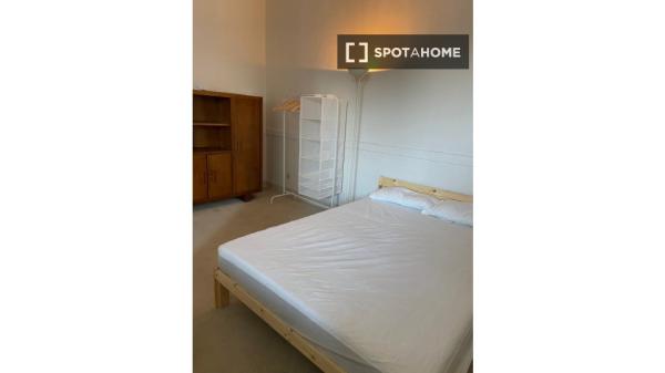 Room for rent in a 5-bedroom apartment in Bilbao