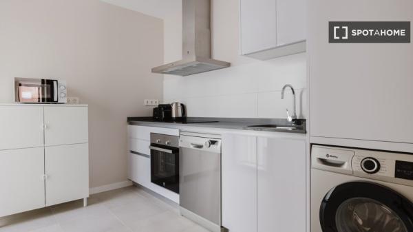 Apartamento de 2 dormitorios en alquiler en Hacienda Cabello, Málaga