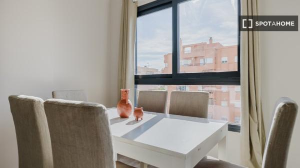 Apartamento de 2 dormitorios en alquiler en Hacienda Cabello, Málaga