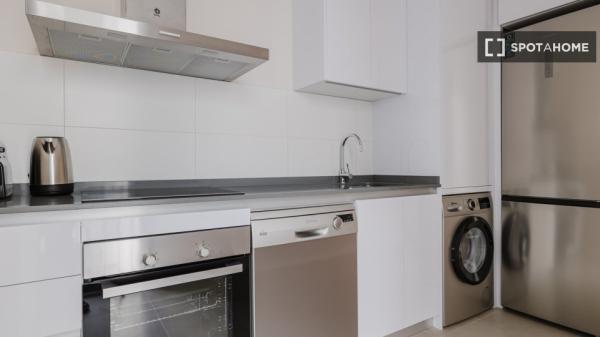 Apartamento de 2 dormitorios en alquiler en Hacienda Cabello, Málaga