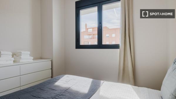 Apartamento de 2 dormitorios en alquiler en Hacienda Cabello, Málaga